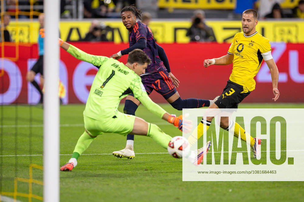 Fussball, Franz Beckenbauer Supercup 2026, Borussia Dortmund - FC Bayern München. v. l. Torwart Gregor Kobel (Borussia Dortmund), Michael Olise (FC Bayern München) trifft zum 0:2, Waldemar Anton (Borussia Dortmund). Dortmund Signal Iduna Park NRW Deutschland xRHR-FOTO DEx
