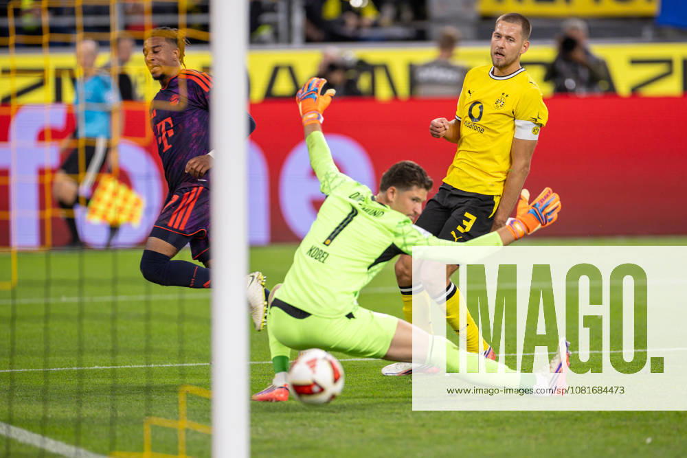 Fussball, Franz Beckenbauer Supercup 2026, Borussia Dortmund - FC Bayern München. v. l. Michael Olise (FC Bayern München) trifft zum 0:2, Torwart Gregor Kobel (Borussia Dortmund), Waldemar Anton (Borussia Dortmund). Dortmund Signal Iduna Park NRW Deutschland xRHR-FOTO DEx