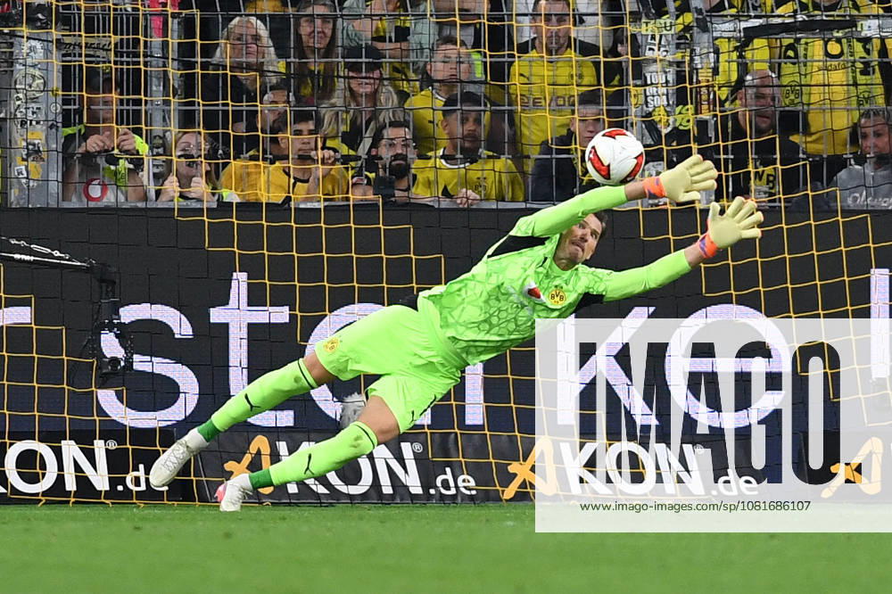 Torwart Gregor Kobel (Borussia Dortmund) in Aktion, am Ball, Einzelaktion waehrend des Franz-Beckenbauer-Supercup Endspiel 2026 zwischen Borussia Dortmund und FC Bayern Muenchen, Signal Iduna Park am 22. August 2026 in Dortmund, Deutschland. (Foto von Ralf Treese DeFodi Images) +++ Torwart Gregor Kobel (Borussia Dortmund) controls the ball during the Franz Beckenbauer Supercup match between Borussia Dortmund and FC Bayern Muenchen at Signal Iduna Park on August 22, 2026 in Dortmund, Germany. (Photo by Ralf Treese DeFodi Images) -