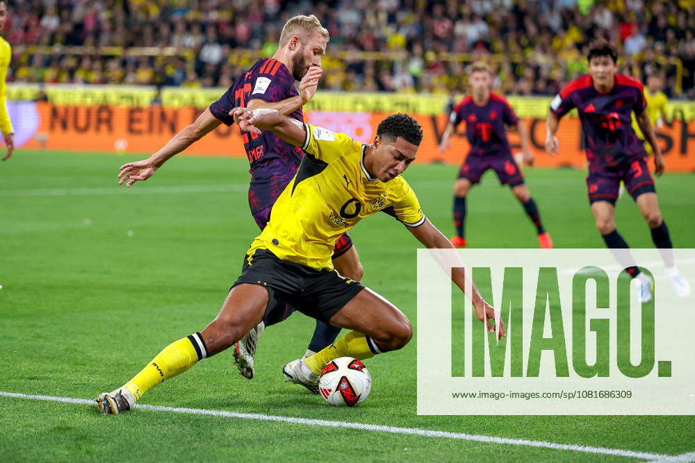 Fußball, Borussia Dortmund - FC Bayern München, Signal Iduna Park, Saison 2026 2027: Konrad Laimer (FC Bayern München 27) im Zweikampf gegen Jobe Bellingham (BVB 07) DFB regulations prohibit any use of photographs as image sequences and or quasi-video. Nordrhein-Westfalen Deutschland