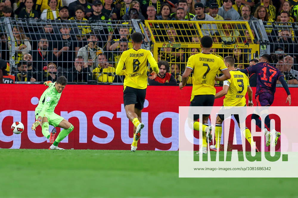 Fußball, Borussia Dortmund - FC Bayern München, Signal Iduna Park, Saison 2026 2027: Torschuss Michael Olise (FC Bayern München 17) auf das Tor von Torwart Gregor Kobel (BVB 01) DFB regulations prohibit any use of photographs as image sequences and or quasi-video. Nordrhein-Westfalen Deutschland