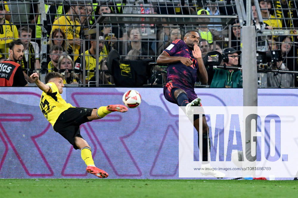 Fussball Franz Beckenbauer Supercup 2026, Borussia Dortmund - FC Bayern München v.l. Giannis Konstantelias (Borussia Dortmund) Jonathan Tah (FC Bayern Muenchen) Zweikampf, Aktion, action, battle for the ball Dortmund