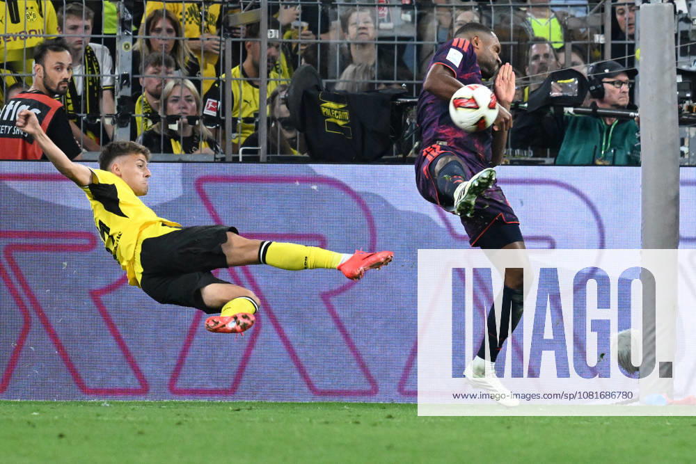 Fussball Franz Beckenbauer Supercup 2026, Borussia Dortmund - FC Bayern München v.l. Giannis Konstantelias (Borussia Dortmund) Jonathan Tah (FC Bayern Muenchen) Zweikampf, Aktion, action, battle for the ball Dortmund