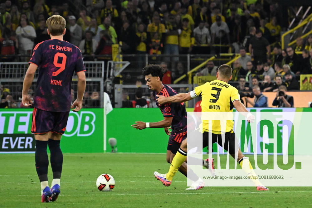Fussball Franz Beckenbauer Supercup 2026, Borussia Dortmund - FC Bayern München v.l. Nathaniel Brown (FC Bayern Muenchen) Waldemar Anton (Borussia Dortmund) Zweikampf, Aktion, action, battle for the ball Dortmund