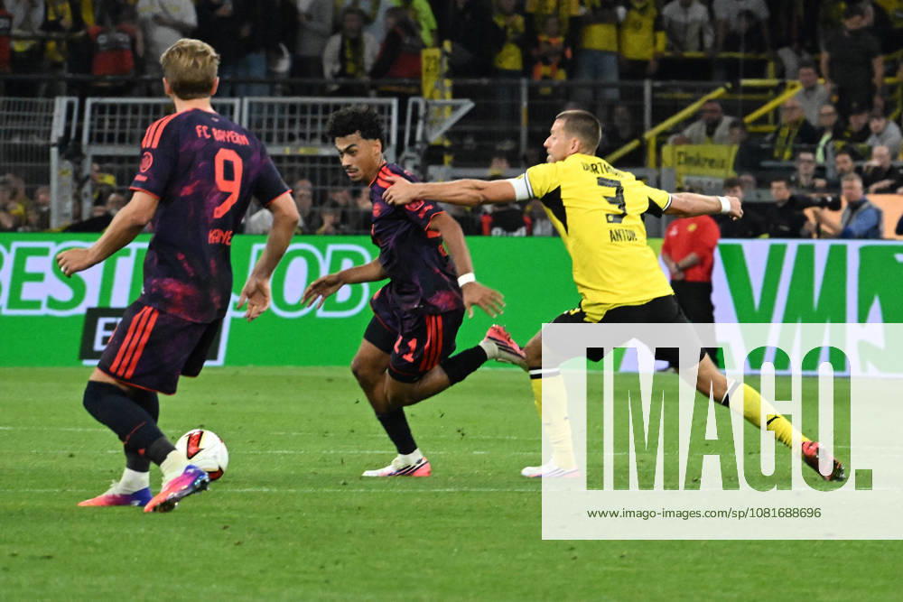 Fussball Franz Beckenbauer Supercup 2026, Borussia Dortmund - FC Bayern München v.l. Nathaniel Brown (FC Bayern Muenchen) Waldemar Anton (Borussia Dortmund) Zweikampf, Aktion, action, battle for the ball Dortmund