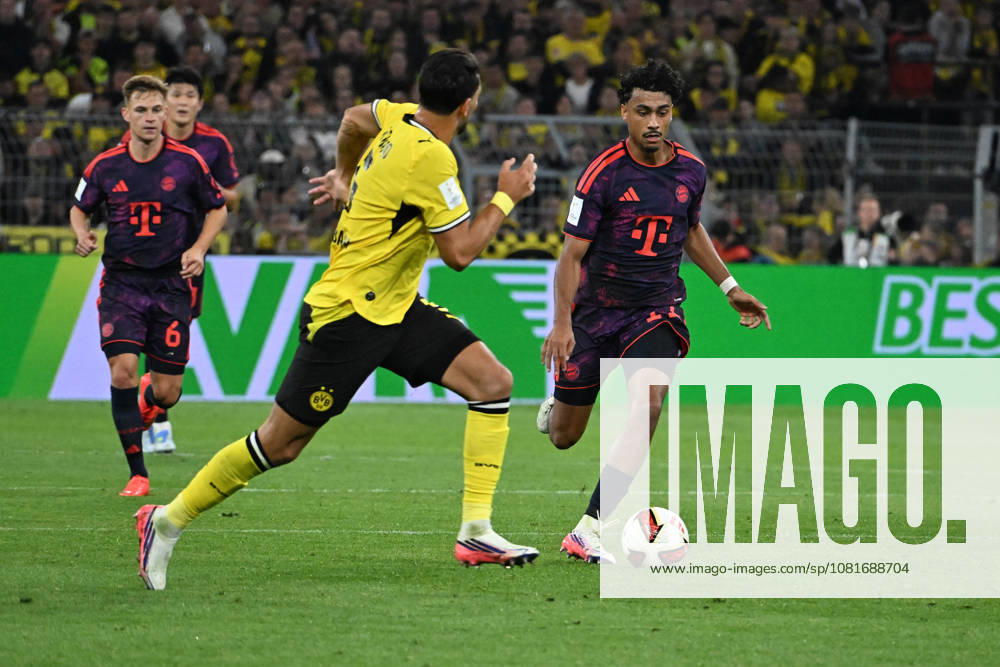 Fussball Franz Beckenbauer Supercup 2026, Borussia Dortmund - FC Bayern München v.l. Ramy Bensebaini (Borussia Dortmund) Nathaniel Brown (FC Bayern Muenchen) Zweikampf, Aktion, action, battle for the ball Dortmund