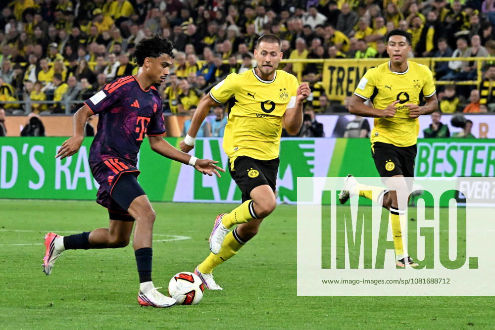 Fussball Franz Beckenbauer Supercup 2026, Borussia Dortmund - FC Bayern München v.l. Nathaniel Brown (FC Bayern Muenchen) Waldemar Anton (Borussia Dortmund) Zweikampf, Aktion, action, battle for the ball Dortmund