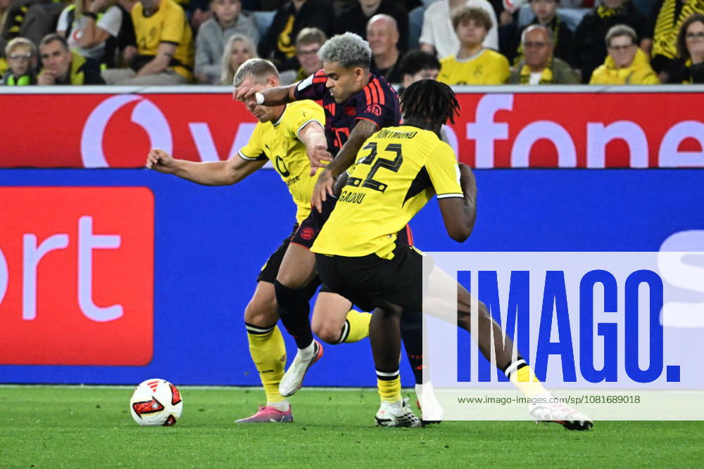Fussball Franz Beckenbauer Supercup 2026, Borussia Dortmund - FC Bayern München v.l. Joane Gadou (Borussia Dortmund) Luis Diaz (FC Bayern Muenchen) Julian Ryerson (Borussia Dortmund) Zweikampf, Aktion, action, battle for the ball Dortmund
