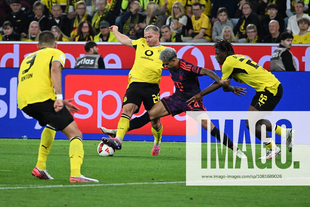 Fussball Franz Beckenbauer Supercup 2026, Borussia Dortmund - FC Bayern München v.l. Julian Ryerson (Borussia Dortmund) Luis Diaz (FC Bayern Muenchen) Joane Gadou (Borussia Dortmund) Zweikampf, Aktion, action, battle for the ball Dortmund