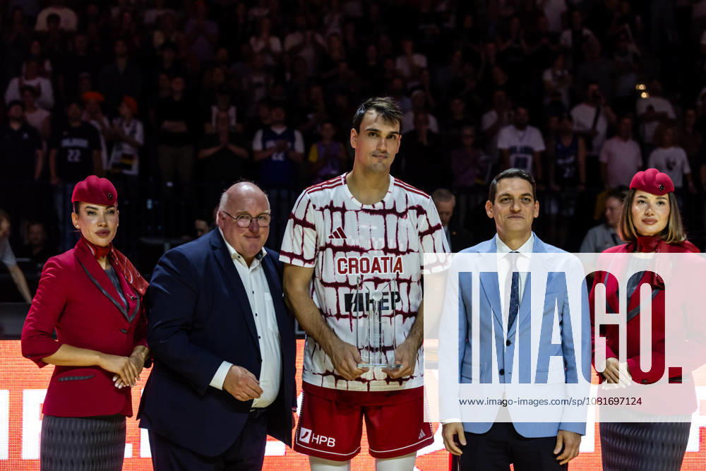 GER, Turkish Airlines Supercup 2026, Hamburg, Finale, Deutschland-Kroatien Ingo Weiss, DBB-Präsident, Dario Saric (Kroatien, 9) mit dem Pokal für Platz 2 Hamburg Barclays Arena Hamburg Deutschland