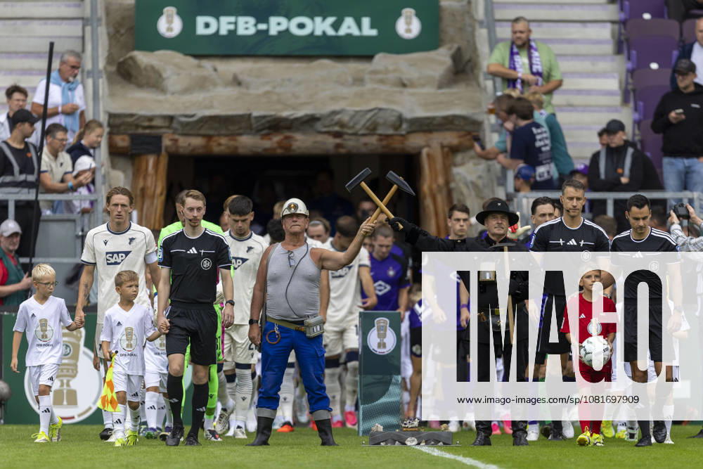 GER, Aue, Fussball, DFB-Pokal, 1. Hauptrunde, FC Erzgebirge Aue vs. TSG 1899 Hoffenheim im Bild v.l.: beide Teams laufen in das Stadion ein, Bergleute singen das Steigerlied 22.08.2026, EINS Erzgebirgsstadion Aue DFB REGULATIONS PROHIBIT ANY USE OF PHOTOGRAPHS AS IMAGE SEQUENCES AND OR QUASI-VIDEO,