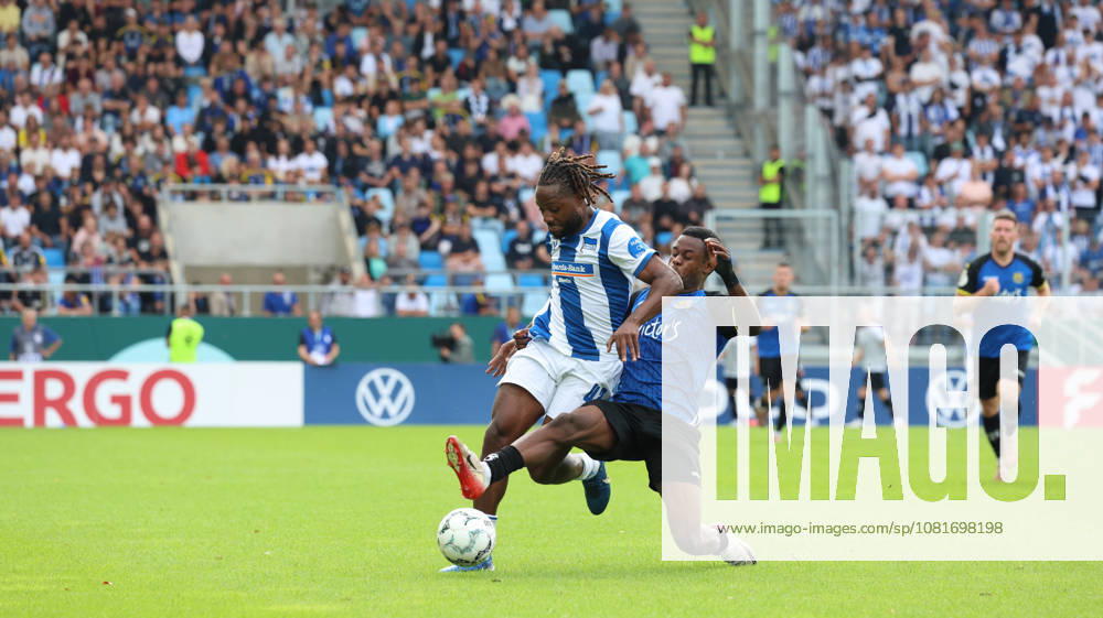 Fussball DFB Pokal 1.Runde, 1.FC Saarbruecken - Hertha BSC Berlin v.l. Deyovaisio Zeefuik (Hertha BSC) Abdenego Nankishi (1.FC Saarbruecken) Zweikampf, Aktion, action, battle for the ball Saarbruecken