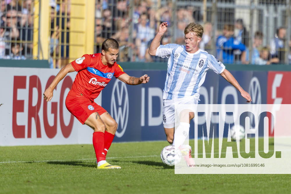 München, Deutschland 22. August 2026: DFB-Pokal - 2026 2027 - 1. Runde - TSV 1860 München gegen Holstein Kiel Im Bild: v. li. im Zweikampf John Tolkin (Kiel) und Fabio Wagner (TSV) DFB DFL regulations prohibit any use of photographs as image sequences and or quasi-video Grünwalder Stadion Bayern