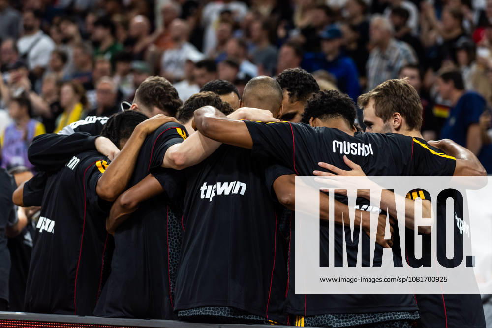 GER, Turkish Airlines Supercup 2026, Hamburg, Finale, Deutschland-Kroatien Schulterschluss beim Team Deutschland Hamburg Barclays Arena Hamburg Deutschland