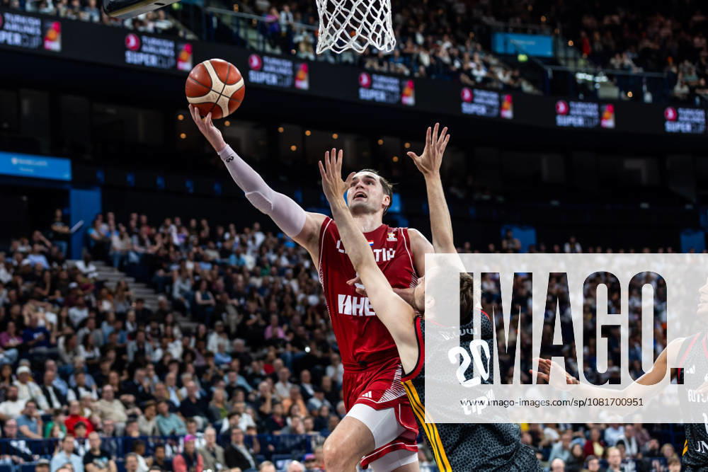 GER, Turkish Airlines Supercup 2026, Hamburg, Finale, Deutschland-Kroatien Mario Hezonja (Kroatien, 8), Malte Delow (Deutschland, 20) Hamburg Barclays Arena Hamburg Deutschland