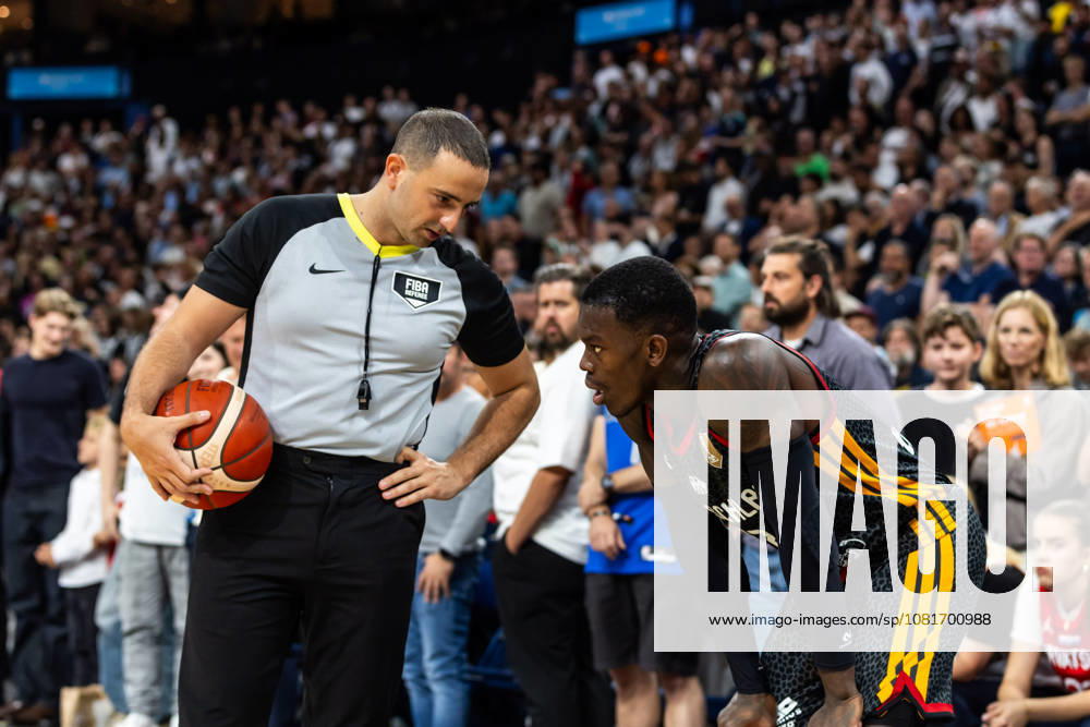 GER, Turkish Airlines Supercup 2026, Hamburg, Finale, Deutschland-Kroatien Dennis Schroeder ( 17 Deutschland) spricht mit dem Schiedsrichter Hamburg Barclays Arena Hamburg Deutschland