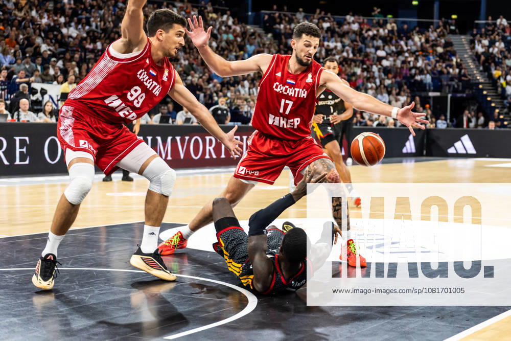 GER, Turkish Airlines Supercup 2026, Hamburg, Finale, Deutschland-Kroatien Toni Nakic (Kroatien, 99), Karlo Matkovic (Kroatien, 17) im Zweikampf gegen Dennis Schroeder ( 17 Deutschland) Hamburg Barclays Arena Hamburg Deutschland