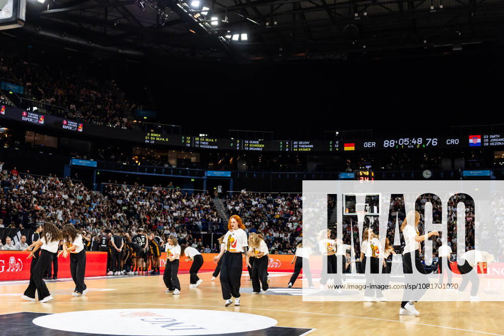 GER, Turkish Airlines Supercup 2026, Hamburg, Finale, Deutschland-Kroatien Hamburger Dance Team während einer Auszeit Hamburg Barclays Arena Hamburg Deutschland