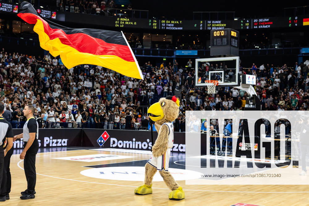 GER, Turkish Airlines Supercup 2026, Hamburg, Finale, Deutschland-Kroatien DBB-Maskottchen Arnold mit der Deutschlandflagge Hamburg Barclays Arena Hamburg Deutschland