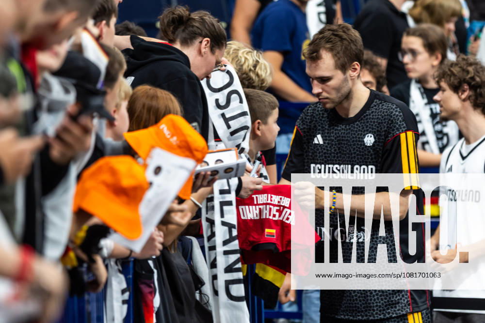 GER, Turkish Airlines Supercup 2026, Hamburg, Finale, Deutschland-Kroatien Malte Delow (Deutschland, 20) schreibt Autogramme für die Fans Hamburg Barclays Arena Hamburg Deutschland