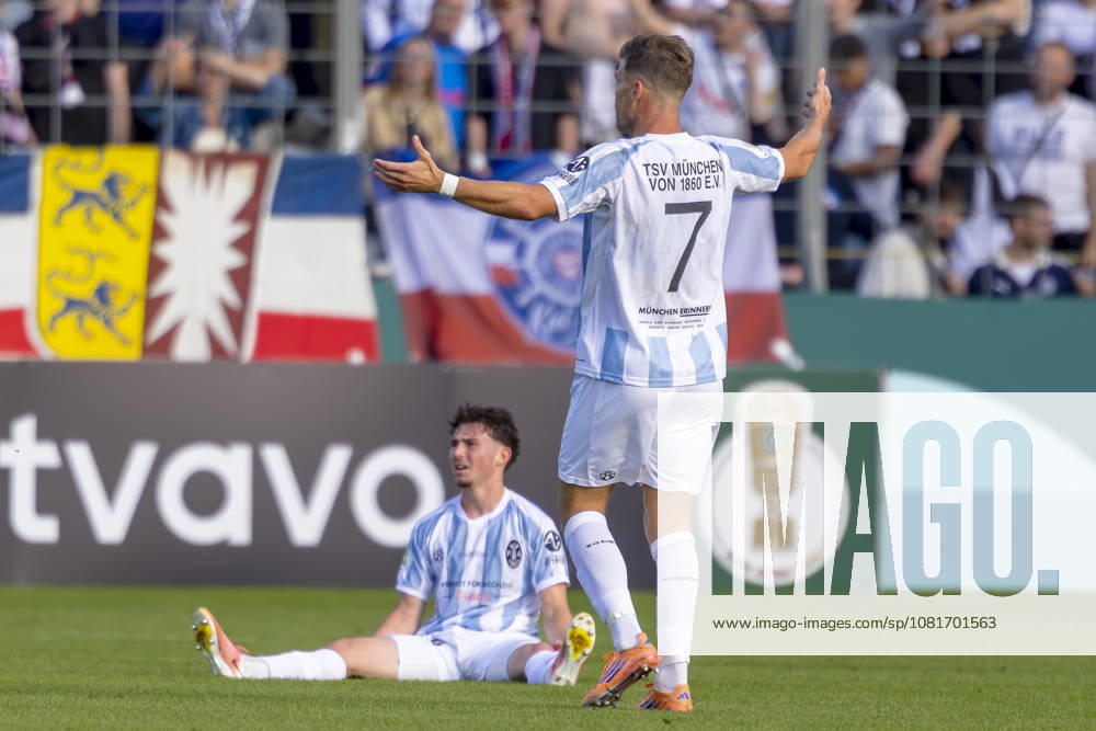 München, Deutschland 22. August 2026: DFB-Pokal - 2026 2027 - 1. Runde - TSV 1860 München gegen Holstein Kiel Im Bild: Florian Niederlechner (TSV) gestikuliert unzufrieden auf dem Spielfeld. DFB DFL regulations prohibit any use of photographs as image sequences and or quasi-video Grünwalder Stadion Bayern