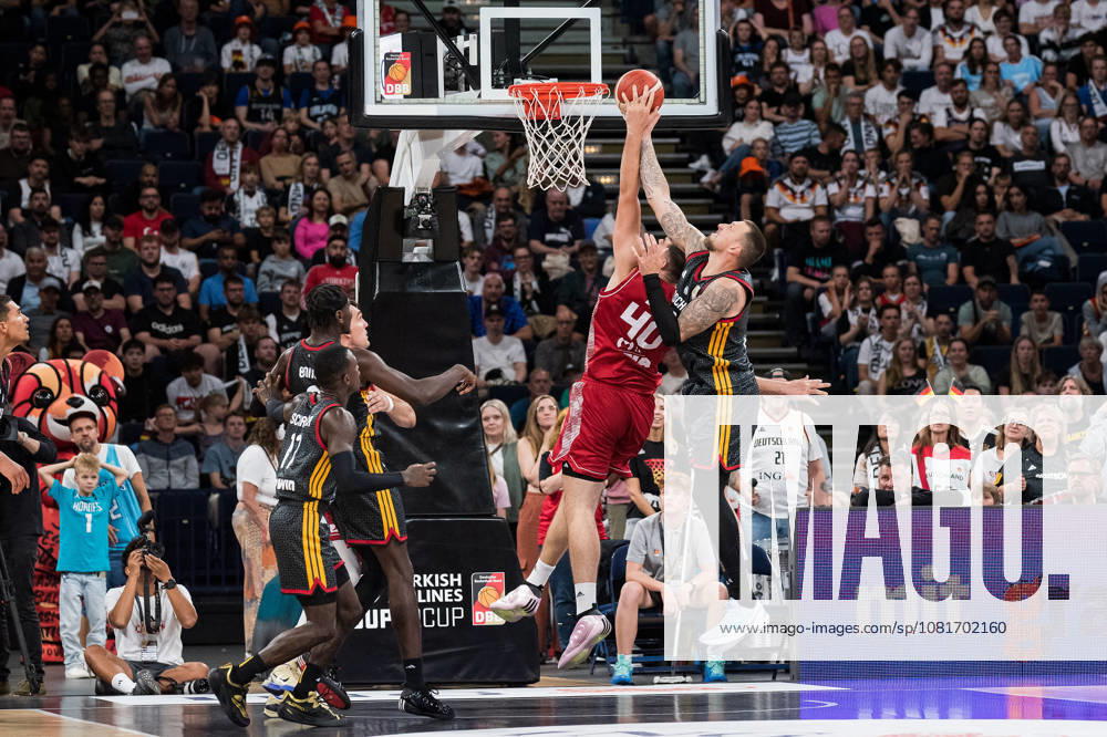 Basketball, Turkish Airlines Supercup 2026, Türkei - Kroatien, Barclays Arena (Hamburg), 22.08.2026, Finale Ivica Zubac ( 40, KROATIEN, Center, Indiana Pacers) und Daniel Theis ( 10, DEUTSCHLAND, Forward Center, Maccabi Tel Aviv) kämpfen um den Rebound