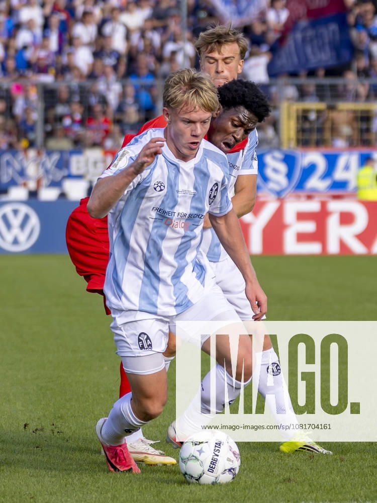 München, Deutschland 22. August 2026: DFB-Pokal - 2026 2027 - 1. Runde - TSV 1860 München gegen Holstein Kiel Im Bild: v. li. im Zweikampf Faride Alidou (Kiel) und Fabio Wagner (TSV) DFB DFL regulations prohibit any use of photographs as image sequences and or quasi-video Grünwalder Stadion Bayern