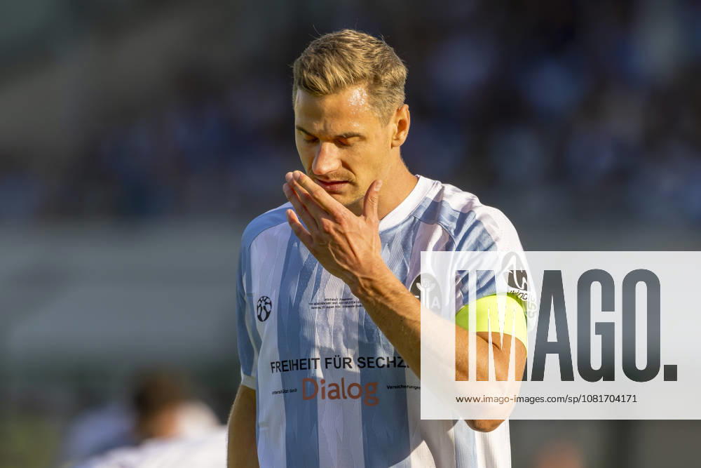 München, Deutschland 22. August 2026: DFB-Pokal - 2026 2027 - 1. Runde - TSV 1860 München gegen Holstein Kiel Im Bild: Dennis Dressel (TSV) nachdenklich auf dem Spielfeld. DFB DFL regulations prohibit any use of photographs as image sequences and or quasi-video Grünwalder Stadion Bayern