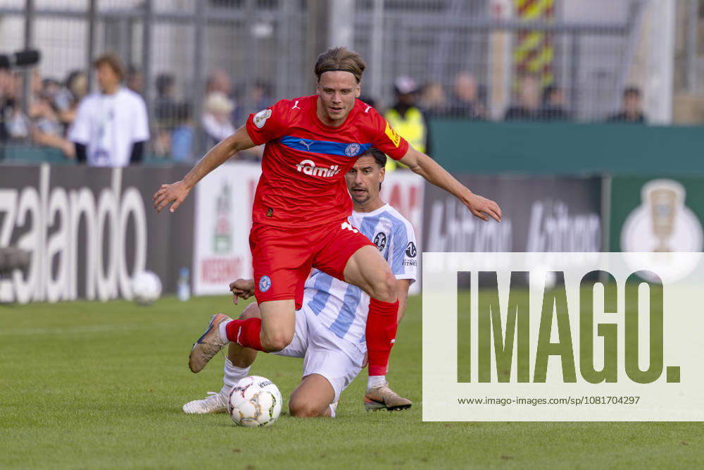München, Deutschland 22. August 2026: DFB-Pokal - 2026 2027 - 1. Runde - TSV 1860 München gegen Holstein Kiel Im Bild: v. li. im Zweikampf Jonas Therkelsen (Kiel) und Tunay Deniz (TSV) DFB DFL regulations prohibit any use of photographs as image sequences and or quasi-video Grünwalder Stadion Bayern