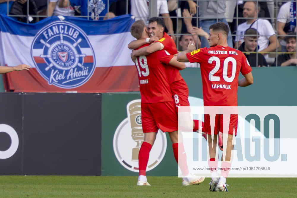 München, Deutschland 22. August 2026: DFB-Pokal - 2026 2027 - 1. Runde - TSV 1860 München gegen Holstein Kiel Im Bild: v.li. Torschütze Phil Harres (Kiel) jubelt nach seinem Tor zum 0:1 mit seinen Mannschaftskollegen, DFB DFL regulations prohibit any use of photographs as image sequences and or quasi-video Grünwalder Stadion Bayern