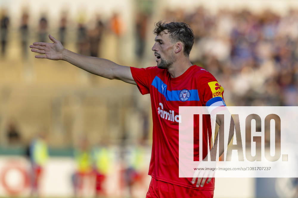 München, Deutschland 22. August 2026: DFB-Pokal - 2026 2027 - 1. Runde - TSV 1860 München gegen Holstein Kiel Im Bild: Jonas Meffert (Kiel) gestikuliert auf dem Spielfeld. DFB DFL regulations prohibit any use of photographs as image sequences and or quasi-video Grünwalder Stadion Bayern