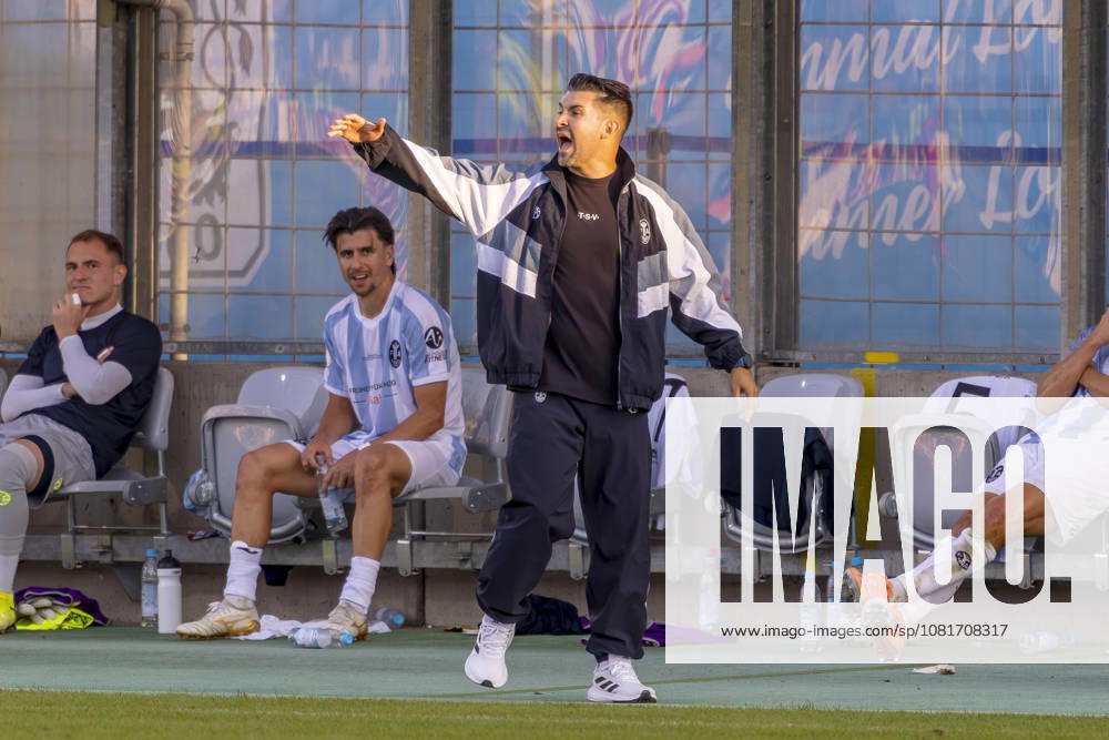 München, Deutschland 22. August 2026: DFB-Pokal - 2026 2027 - 1. Runde - TSV 1860 München gegen Holstein Kiel Im Bild: Trainer Alper Kayabunar (TSV) gestikuliert auf dem Spielfeld. DFB DFL regulations prohibit any use of photographs as image sequences and or quasi-video Grünwalder Stadion Bayern