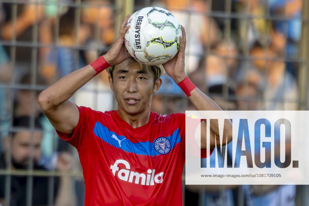 München, Deutschland 22. August 2026: DFB-Pokal - 2026 2027 - 1. Runde - TSV 1860 München gegen Holstein Kiel Im Bild: Hiroki Sekine (Kiel) beim Einwurf DFB DFL regulations prohibit any use of photographs as image sequences and or quasi-video Grünwalder Stadion Bayern