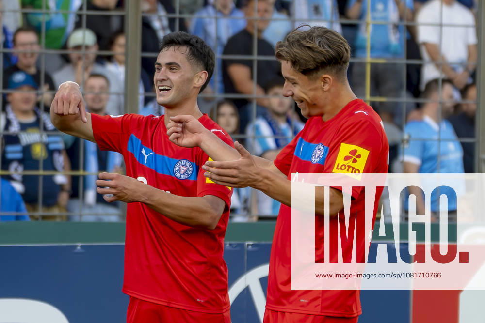 München, Deutschland 22. August 2026: DFB-Pokal - 2026 2027 - 1. Runde - TSV 1860 München gegen Holstein Kiel Im Bild: v.li. Torschütze Guillermo Balzi (Kiel) jubelt nach seinem Tor zum 0:2 mit Phil Harres (Kiel) provokant die die Westkurve zu den Löwen-Fans DFB DFL regulations prohibit any use of photographs as image sequences and or quasi-video Grünwalder Stadion Bayern