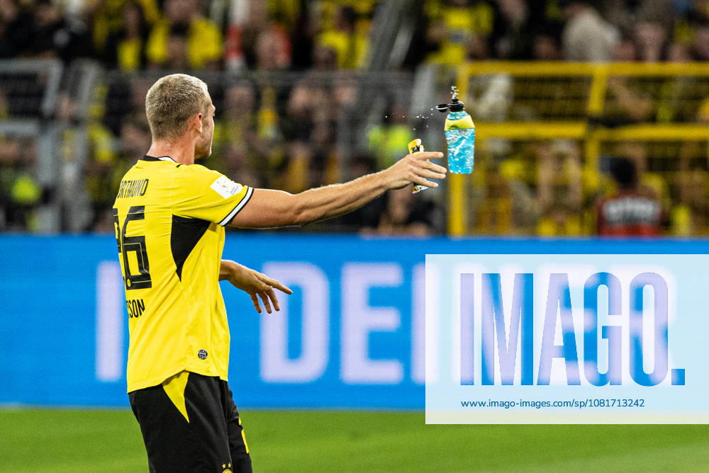 Franz-Beckenbauer-Supercup 2026: Borussia Dortmund - FC Bayern München; 22.08.2026 Julian Ryerson (Borussia Dortmund, 26) schmeisst eine Flasche. Es ist eine emotionale Reaktion auf Gespräch mit Linienrichter. Franz-Beckenbauer-Supercup 2026: Borussia Dortmund - FC Bayern München; Signal Iduna Park, Dortmund