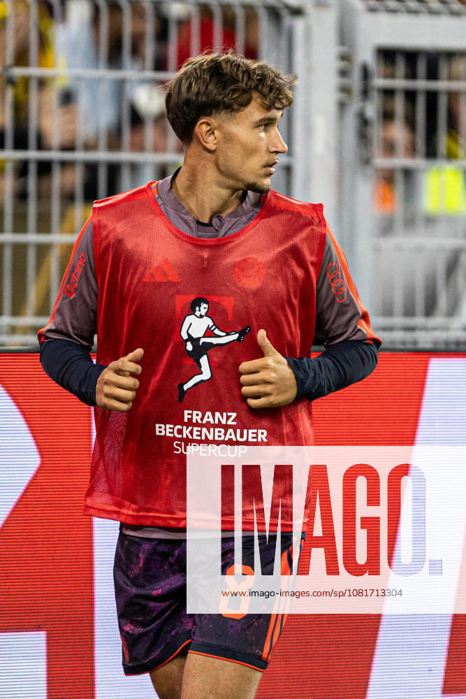 Franz-Beckenbauer-Supercup 2026: Borussia Dortmund - FC Bayern München; 22.08.2026 Tom Bischof (FC Bayern München, 8) beim Aufwärmen. Franz-Beckenbauer-Supercup 2026: Borussia Dortmund - FC Bayern München; Signal Iduna Park, Dortmund