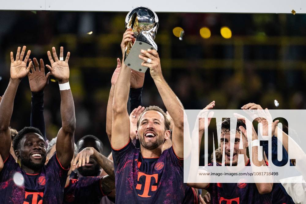 Harry Kane 9 (FC Bayern Muenchen) mit Pokal, Borussia Dortmund vs. FC Bayern Muenchen, Fussball, Franz Beckenbauer Supercup, 22.08.2026 DFB regulations prohibit any use of photographs as image sequences and or quasi-video Dortmund Nordrhein-Westfalen Deutschland