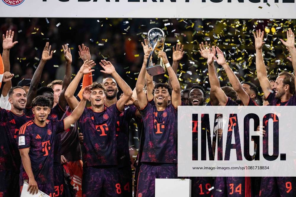Nathaniel Brown 11 (FC Bayern Muenchen) mit Pokal, Borussia Dortmund vs. FC Bayern Muenchen, Fussball, Franz Beckenbauer Supercup, 22.08.2026 DFB regulations prohibit any use of photographs as image sequences and or quasi-video Dortmund Nordrhein-Westfalen Deutschland