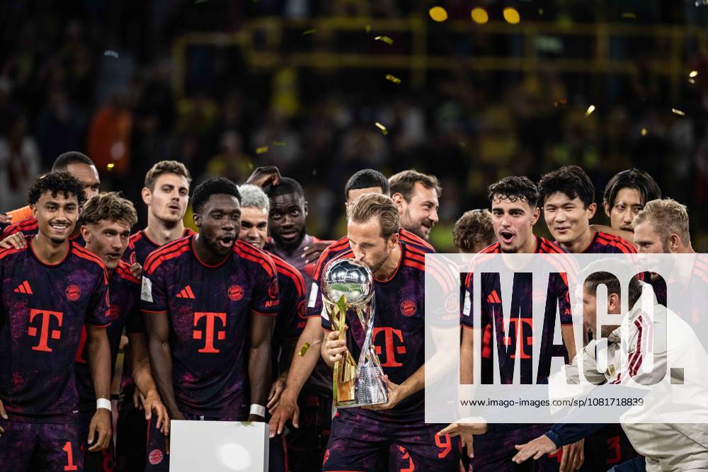 Harry Kane 9 (FC Bayern Muenchen) mit Pokal, Borussia Dortmund vs. FC Bayern Muenchen, Fussball, Franz Beckenbauer Supercup, 22.08.2026 DFB regulations prohibit any use of photographs as image sequences and or quasi-video Dortmund Nordrhein-Westfalen Deutschland