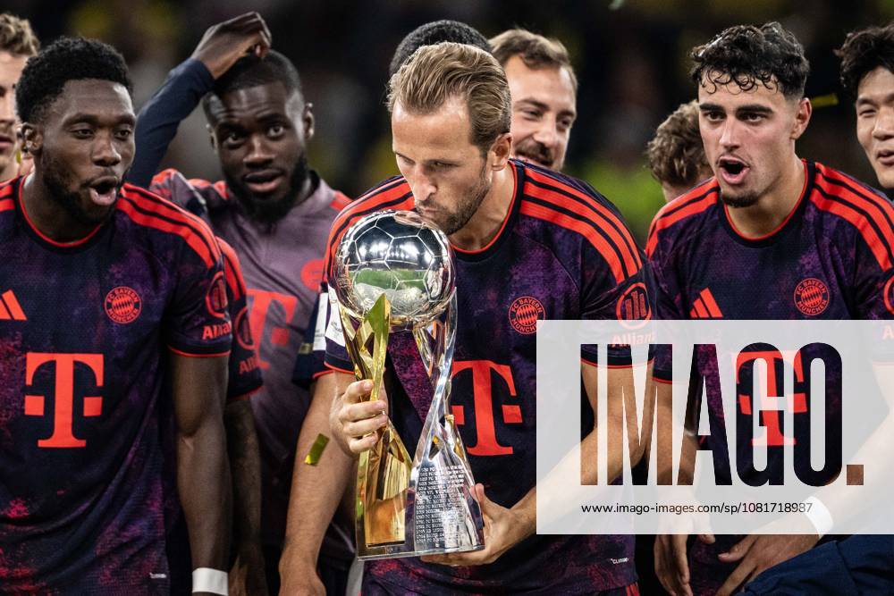 Harry Kane 9 (FC Bayern Muenchen) mit Pokal, Borussia Dortmund vs. FC Bayern Muenchen, Fussball, Franz Beckenbauer Supercup, 22.08.2026 DFB regulations prohibit any use of photographs as image sequences and or quasi-video Dortmund Nordrhein-Westfalen Deutschland