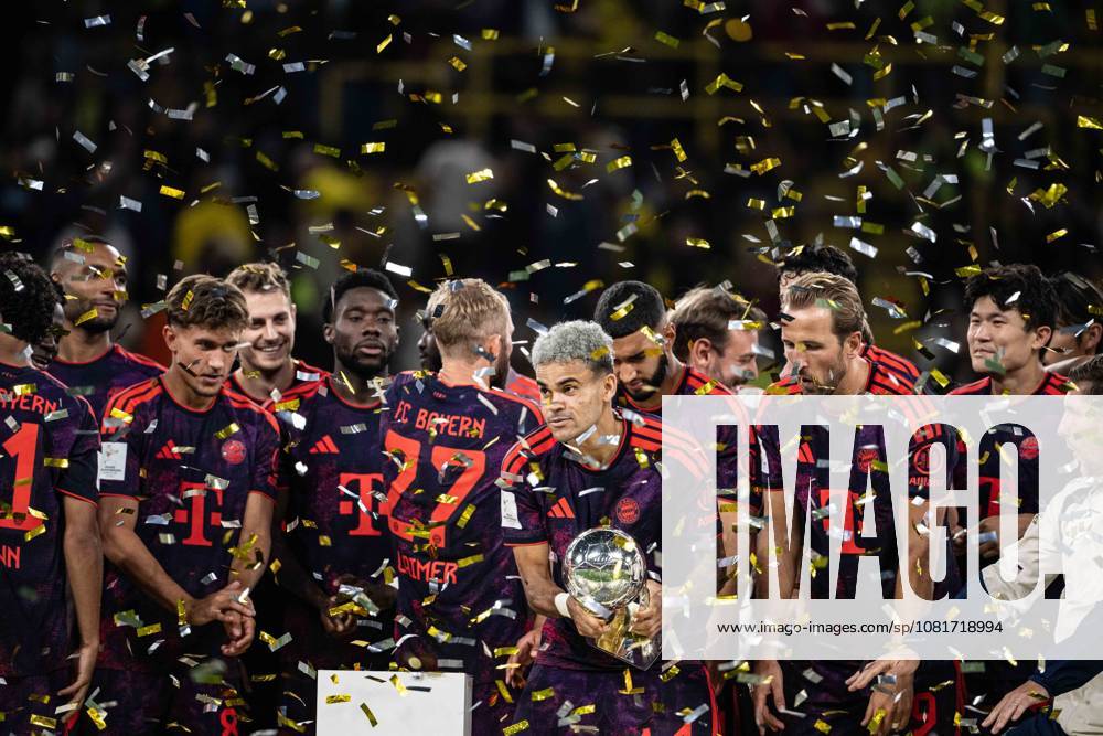 Luis Diaz 14 (FC Bayern Muenchen) mit Pokal, Borussia Dortmund vs. FC Bayern Muenchen, Fussball, Franz Beckenbauer Supercup, 22.08.2026 DFB regulations prohibit any use of photographs as image sequences and or quasi-video Dortmund Nordrhein-Westfalen Deutschland