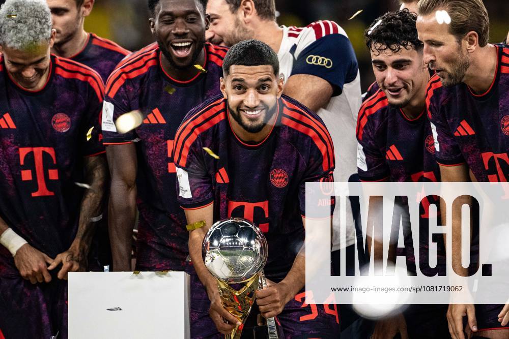Ismael Saibari 34 (FC Bayern Muenchen) mit Pokal, Borussia Dortmund vs. FC Bayern Muenchen, Fussball, Franz Beckenbauer Supercup, 22.08.2026 DFB regulations prohibit any use of photographs as image sequences and or quasi-video Dortmund Nordrhein-Westfalen Deutschland