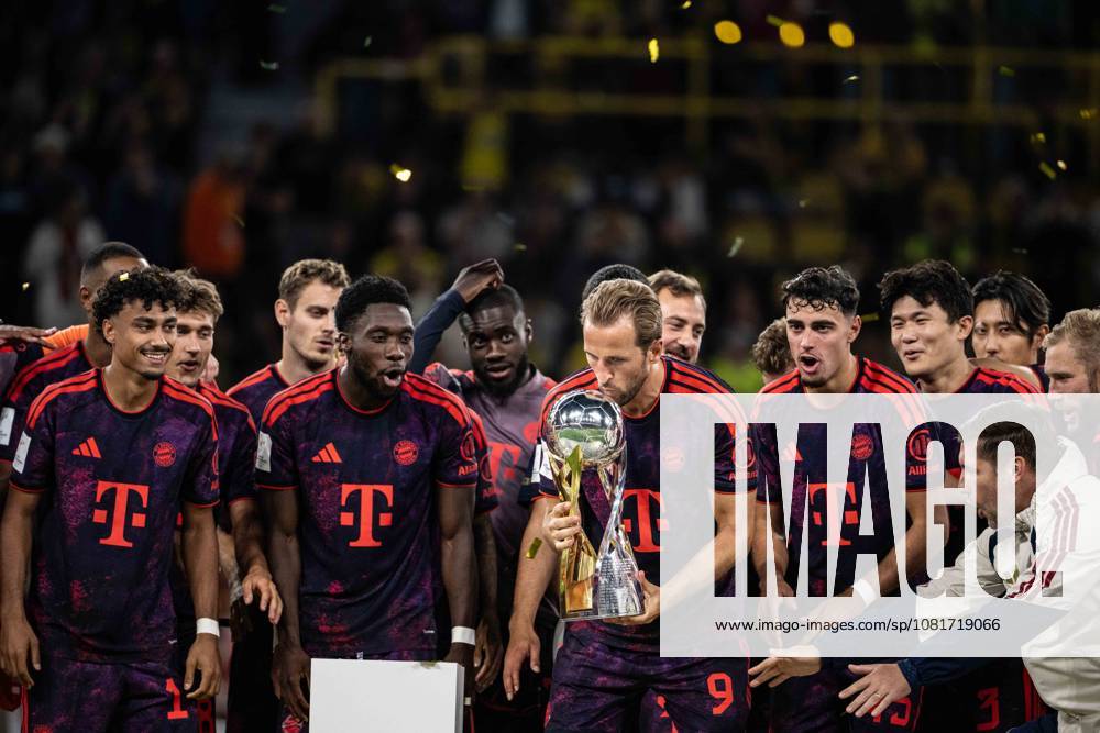 Harry Kane 9 (FC Bayern Muenchen) mit Pokal, Borussia Dortmund vs. FC Bayern Muenchen, Fussball, Franz Beckenbauer Supercup, 22.08.2026 DFB regulations prohibit any use of photographs as image sequences and or quasi-video Dortmund Nordrhein-Westfalen Deutschland