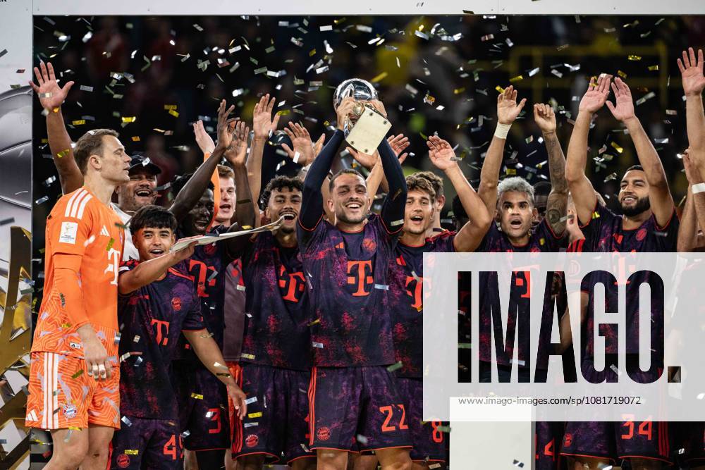 Arijon Ibrahimovic 22 (FC Bayern Muenchen) mit Pokal, Borussia Dortmund vs. FC Bayern Muenchen, Fussball, Franz Beckenbauer Supercup, 22.08.2026 DFB regulations prohibit any use of photographs as image sequences and or quasi-video Dortmund Nordrhein-Westfalen Deutschland