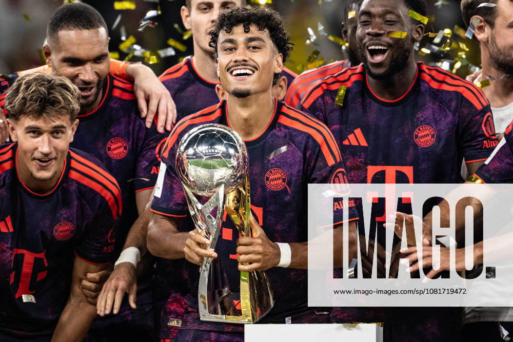 Nathaniel Brown 11 (FC Bayern Muenchen) mit Pokal, Borussia Dortmund vs. FC Bayern Muenchen, Fussball, Franz Beckenbauer Supercup, 22.08.2026 DFB regulations prohibit any use of photographs as image sequences and or quasi-video Dortmund Nordrhein-Westfalen Deutschland