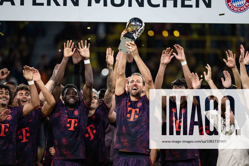 Harry Kane 9 (FC Bayern Muenchen) mit Pokal, Borussia Dortmund vs. FC Bayern Muenchen, Fussball, Franz Beckenbauer Supercup, 22.08.2026 DFB regulations prohibit any use of photographs as image sequences and or quasi-video Dortmund Nordrhein-Westfalen Deutschland
