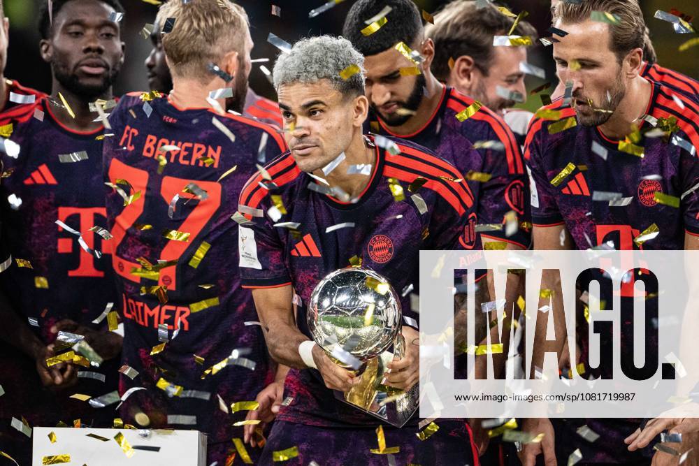 Luis Diaz 14 (FC Bayern Muenchen) mit Pokal, Borussia Dortmund vs. FC Bayern Muenchen, Fussball, Franz Beckenbauer Supercup, 22.08.2026 DFB regulations prohibit any use of photographs as image sequences and or quasi-video Dortmund Nordrhein-Westfalen Deutschland