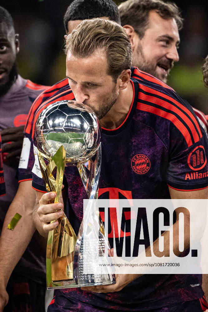 Harry Kane 9 (FC Bayern Muenchen) mit Pokal, Borussia Dortmund vs. FC Bayern Muenchen, Fussball, Franz Beckenbauer Supercup, 22.08.2026 DFB regulations prohibit any use of photographs as image sequences and or quasi-video Dortmund Nordrhein-Westfalen Deutschland