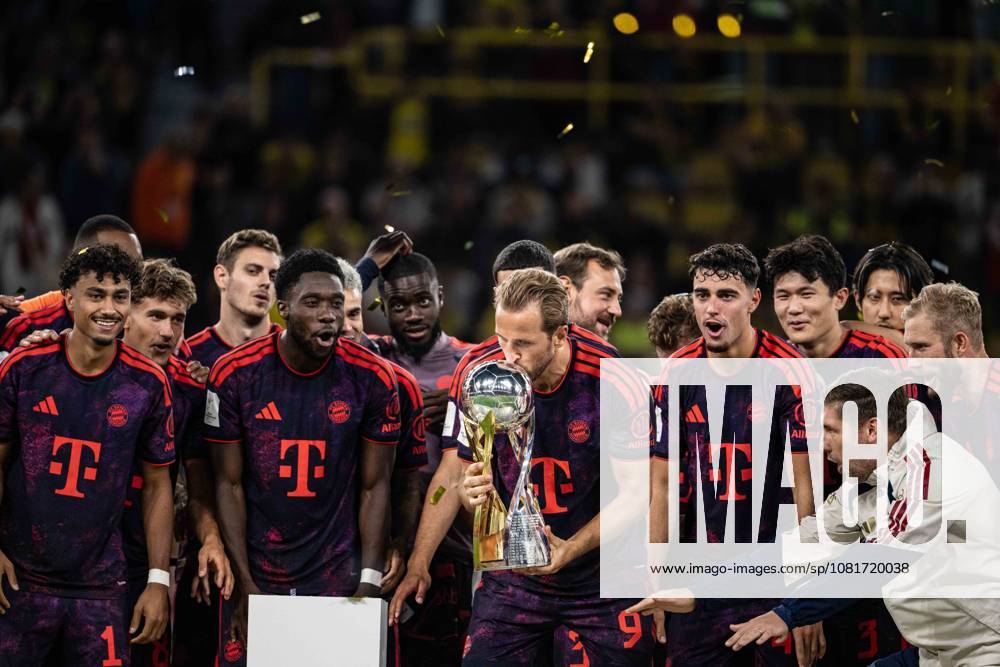 Harry Kane 9 (FC Bayern Muenchen) mit Pokal, Borussia Dortmund vs. FC Bayern Muenchen, Fussball, Franz Beckenbauer Supercup, 22.08.2026 DFB regulations prohibit any use of photographs as image sequences and or quasi-video Dortmund Nordrhein-Westfalen Deutschland