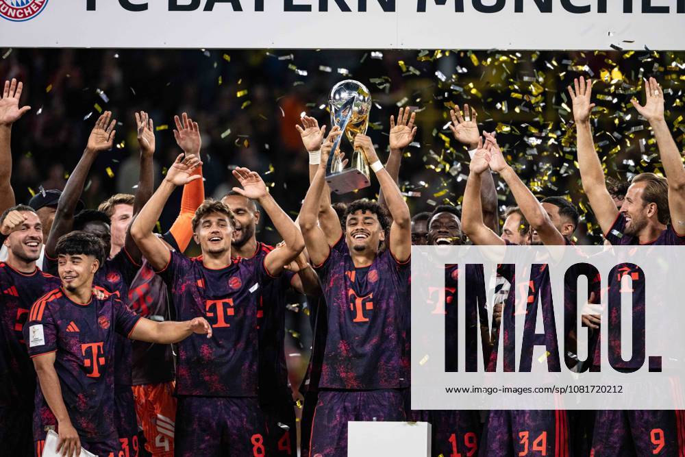 Nathaniel Brown 11 (FC Bayern Muenchen) mit Pokal, Borussia Dortmund vs. FC Bayern Muenchen, Fussball, Franz Beckenbauer Supercup, 22.08.2026 DFB regulations prohibit any use of photographs as image sequences and or quasi-video Dortmund Nordrhein-Westfalen Deutschland